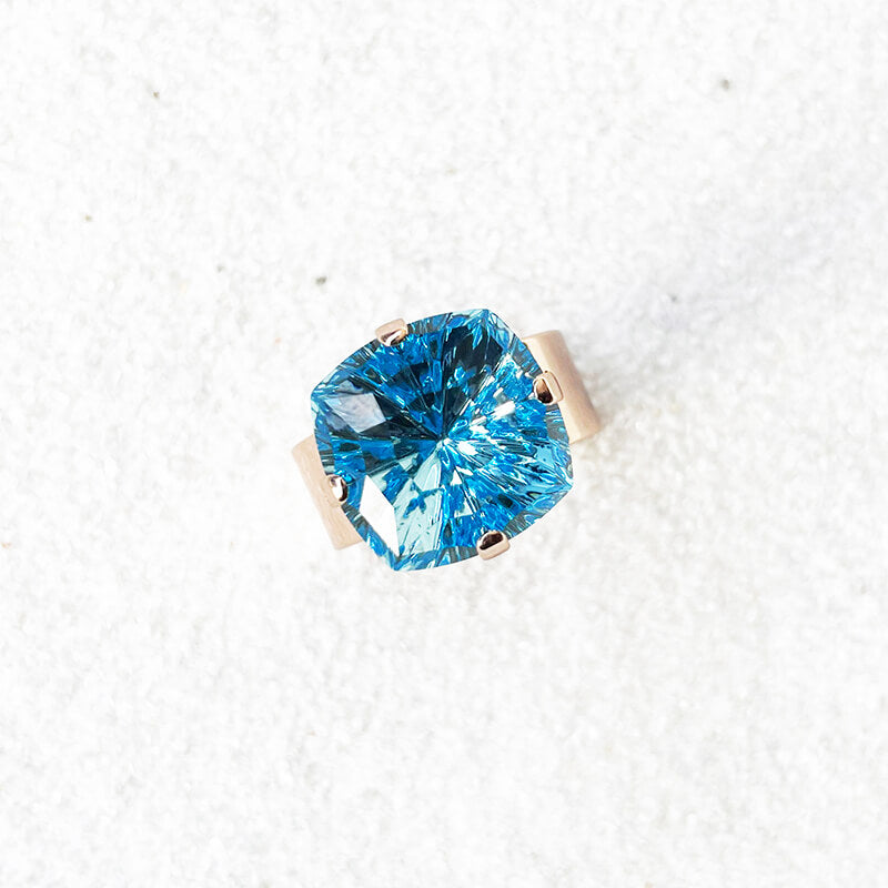 Blue Swarovski crystal ring Swarovski detail