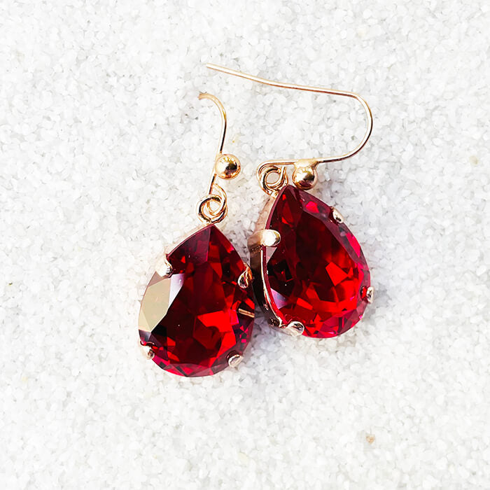 Red earrings set in rose gold 