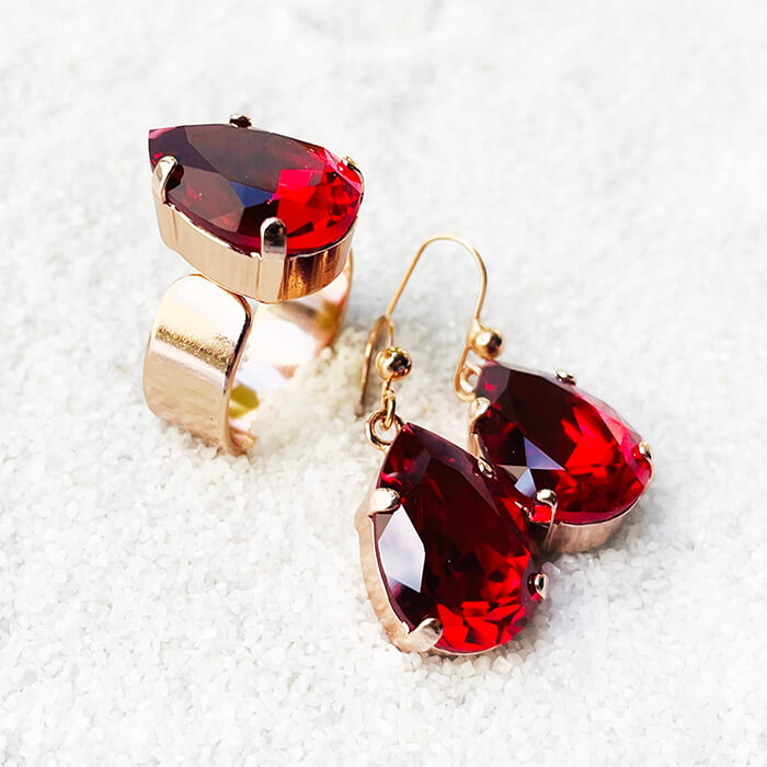Red ring with a red pear swarovski set in rose gold with red earrings