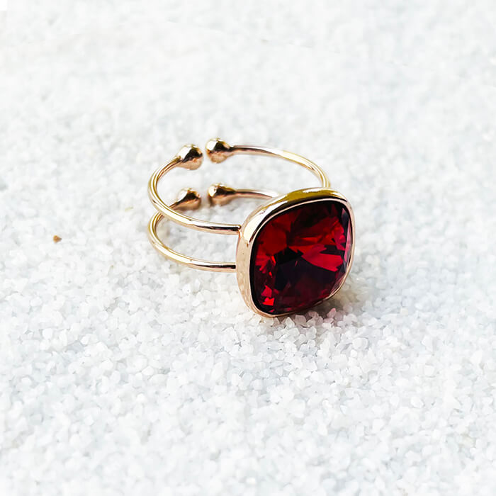 Red ring with a red swarovski set in rose gold elegant