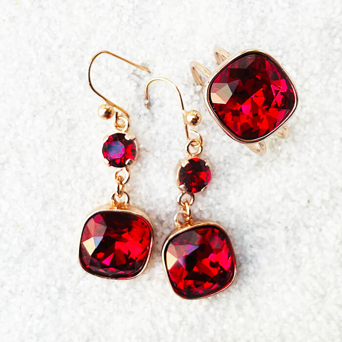 Red ring with a red swarovski set in rose gold and red drop earrings 